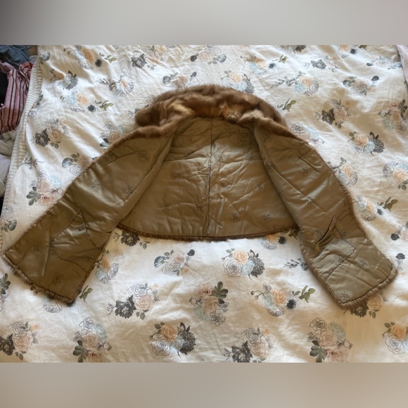 Gorgeous Vintage Fur Shoulder Warmer with silk pockets and lining - Picture 2 of 4